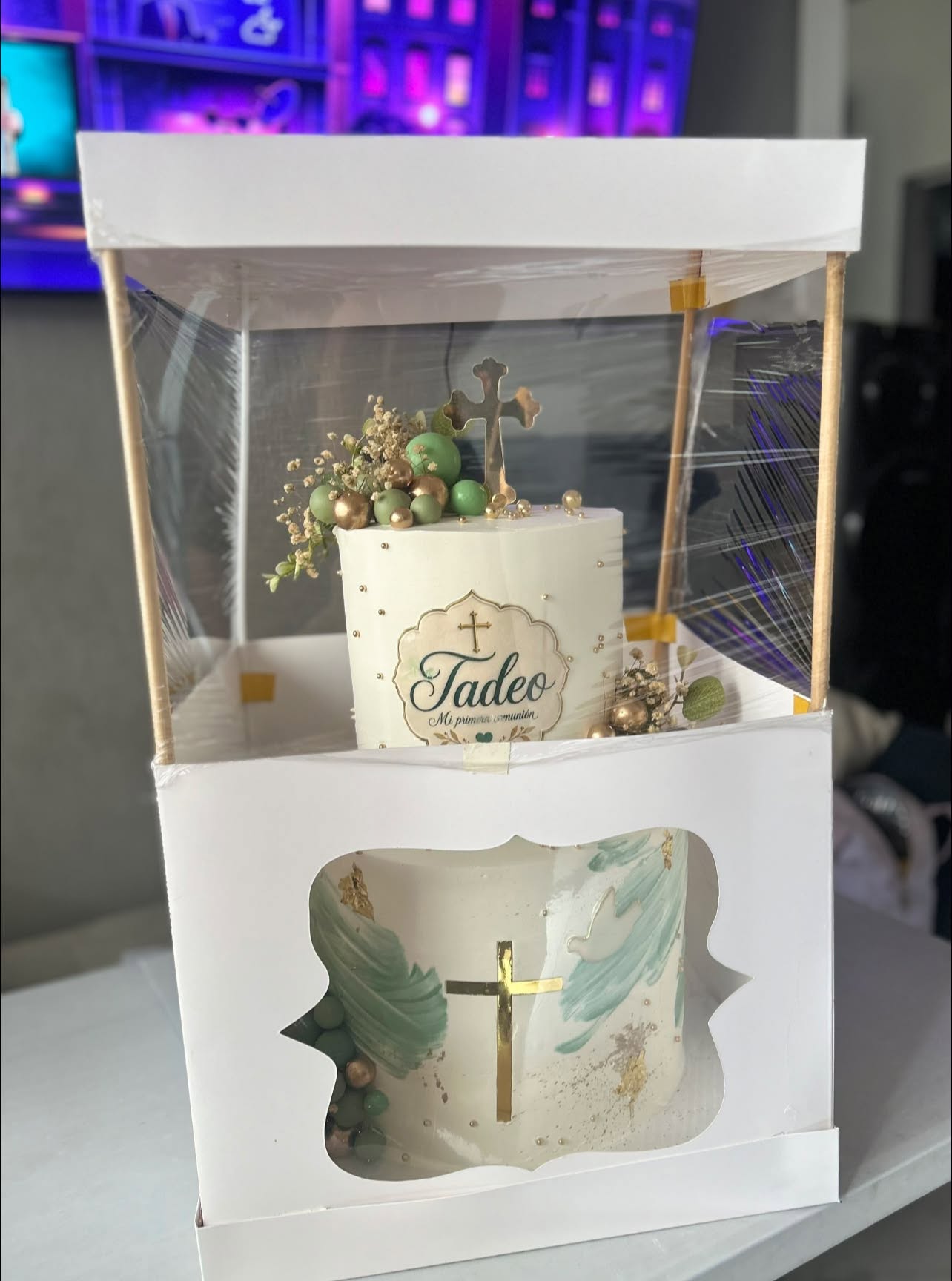 Selección de pasteles personalizados, fresas con chocolate, brownies y cupcakes de Love Repostería Creativa